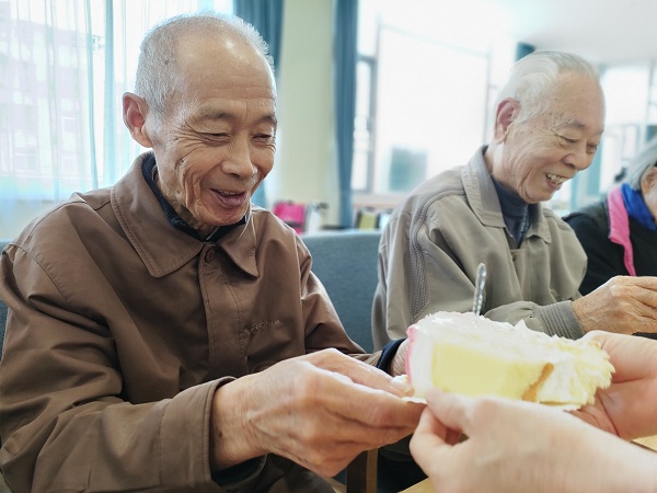 成都华阳周边的养老院一暄康养和煦元院区迎来了邓爷爷的生日3