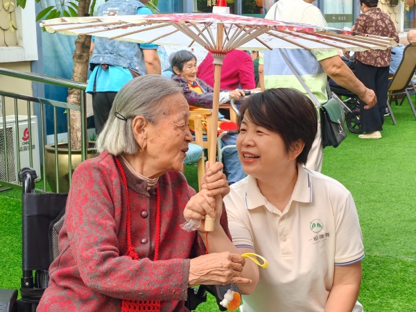 一暄康养华阳院中秋游园会上开心的长者