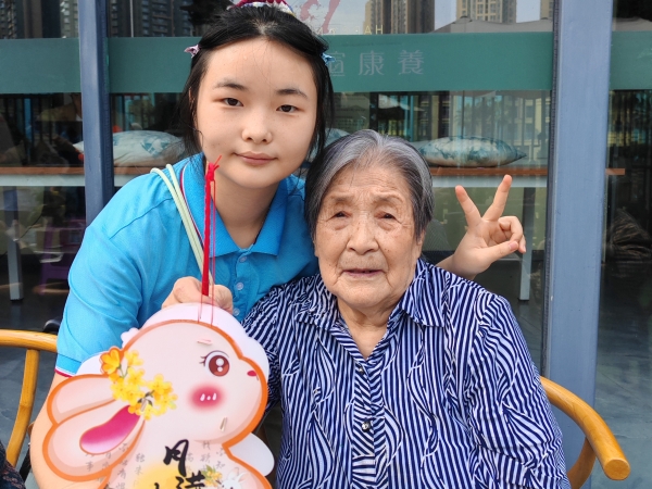 一暄康养华阳院长者做花灯