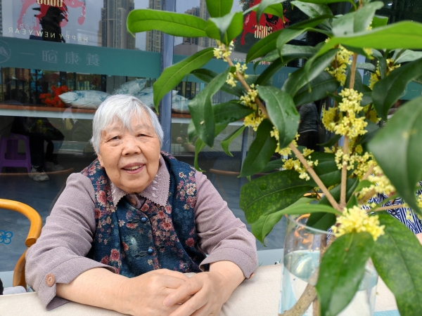 一暄康养华阳院长者欣赏桂花