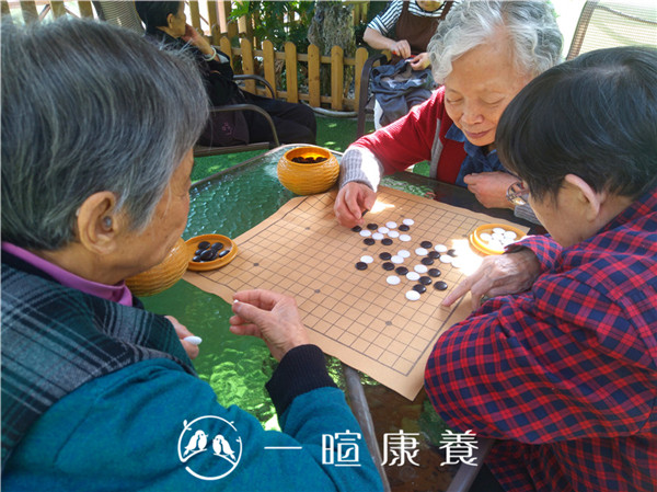 商奶奶和沈奶奶下五子棋