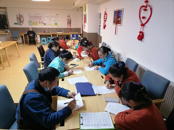 成都日间照料中心一暄康养护理部开展每周例会（2）