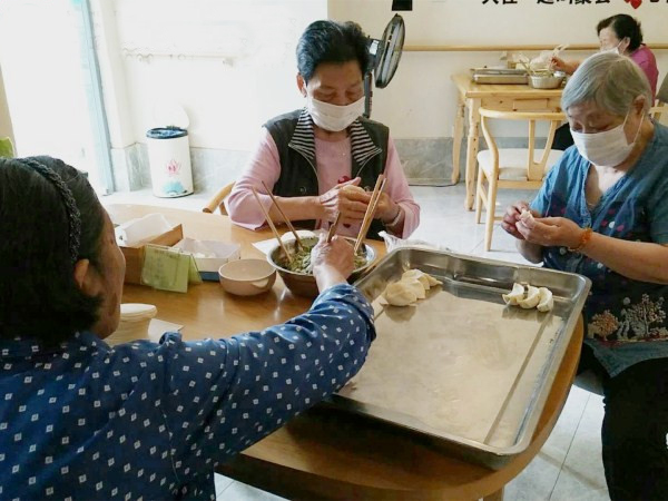 一暄康养长者包饺子