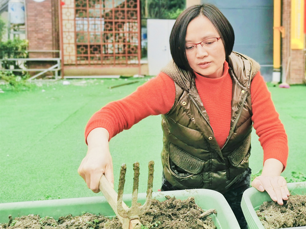 一暄康养总经理许总帮忙改造花园