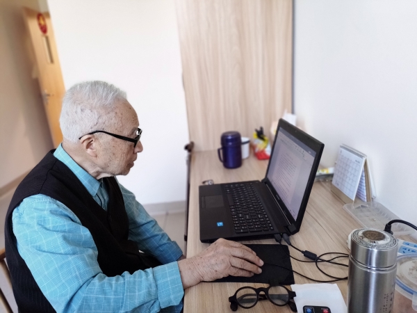 成都养老院一暄康养获悉：老人经常上网可以减少患认知症的风险