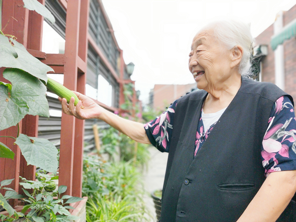 成都养老院一暄康养爷爷奶奶感受丰收的喜悦1