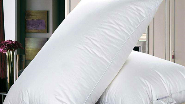 成都高端养老院-一暄康养介绍枕芯要经常洗经常晒（一）-化纤枕头