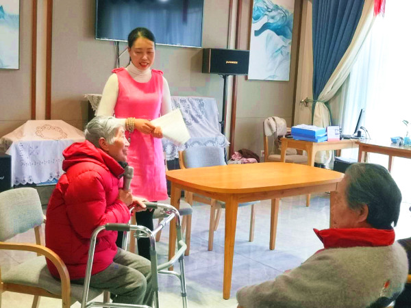 华阳养老院一暄康养迎新会上张奶奶讲话