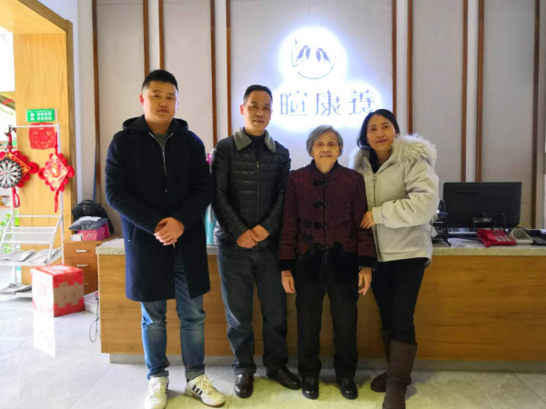 华阳养老院一暄康养的奶奶家属留影