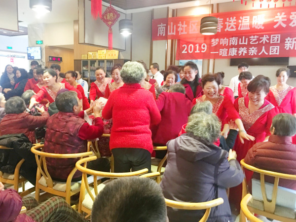 演员与成都养老院一暄康养长者拥抱