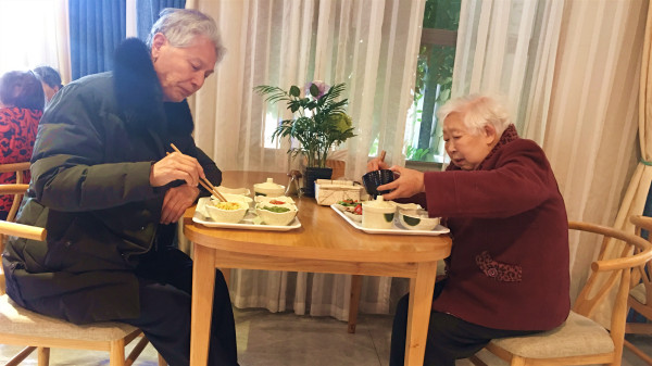 成飞公司附近的高端养老机构一暄康养的餐饮服务-长者用餐现场