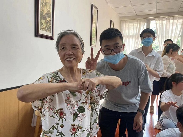 成都西门口碑好的养老院一暄康养春晖堂迎来大学生志愿服务队看望院内长者