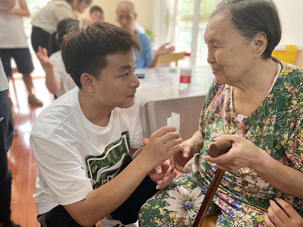 成都西门口碑好的养老院一暄康养春晖堂迎来大学生志愿服务队看望院内长者2