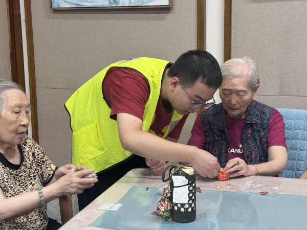 一暄康养华阳院长者制作端午香囊