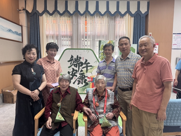 一暄康养华阳院长者和家属一起合影留恋