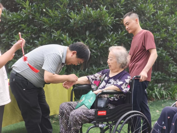 一暄康养双流院邓院长为长者戴五彩绳