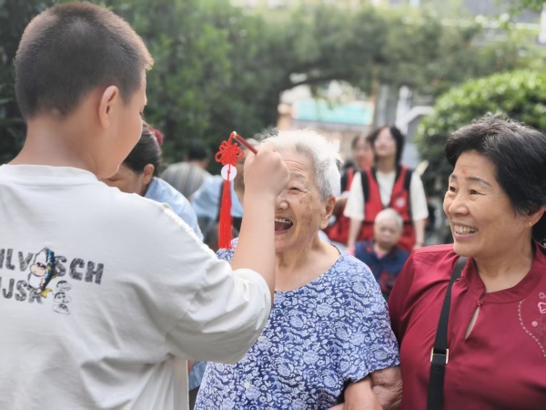 一暄康养双流院长者拍的点朱砂