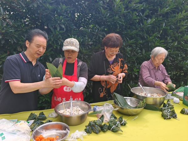 一暄康养双流院长者包粽子