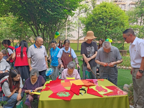 一暄康养双流院端午游园会剪纸现场