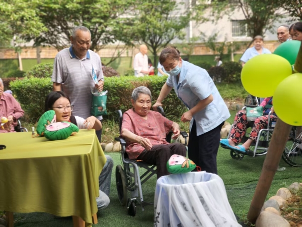 一暄康养双流院长者参加投粽子游戏
