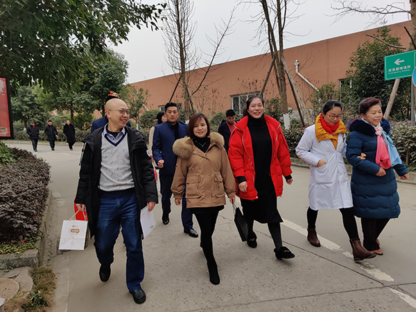 看望慰问百岁老人丨一暄康养践行公益一直在路上2
