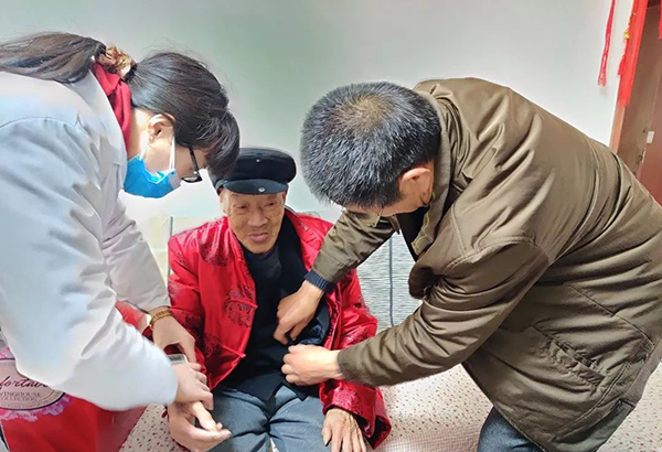 看望慰问百岁老人丨一暄康养践行公益一直在路上5