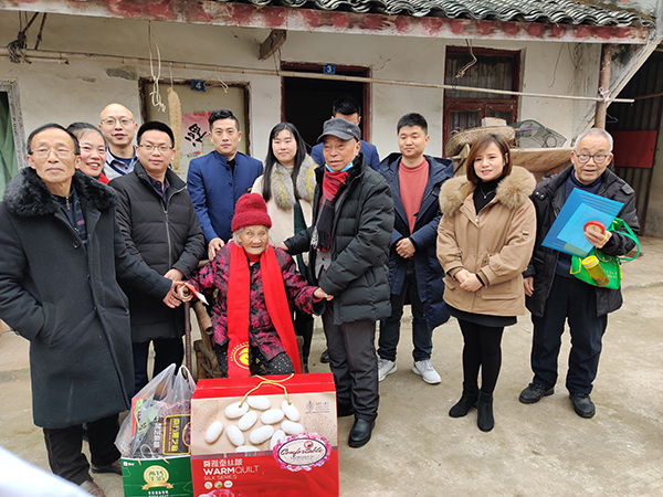 看望慰问百岁老人丨一暄康养践行公益一直在路上7