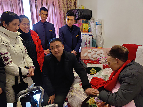 看望慰问百岁老人丨一暄康养践行公益一直在路上9