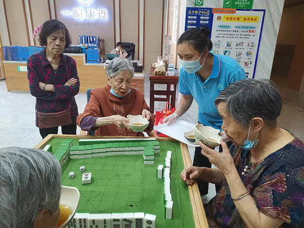 成都日间照料中心一暄康养为院内长者准备了解暑凉茶2