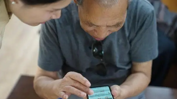 成都护理养老院一暄康养：手机App适老化改造不能只靠科技