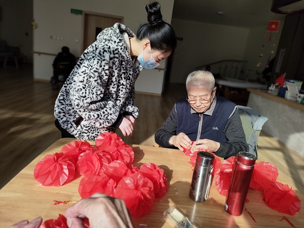 成都医养结合养老院一暄康养和煦元长者为院内装扮新春气息 (2)