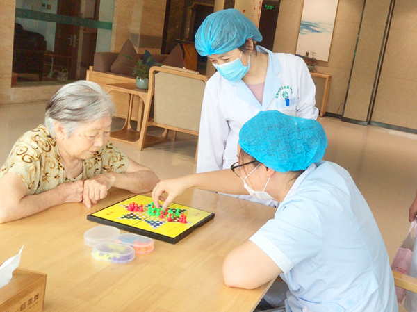 金泉社区卫生中心服务人员与成都金牛区养老院一暄康养长者游戏