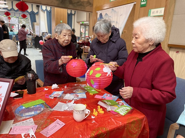 成都收费便宜的养老院一暄康养（南门）院和长者一起欢欢喜喜闹元宵（3）