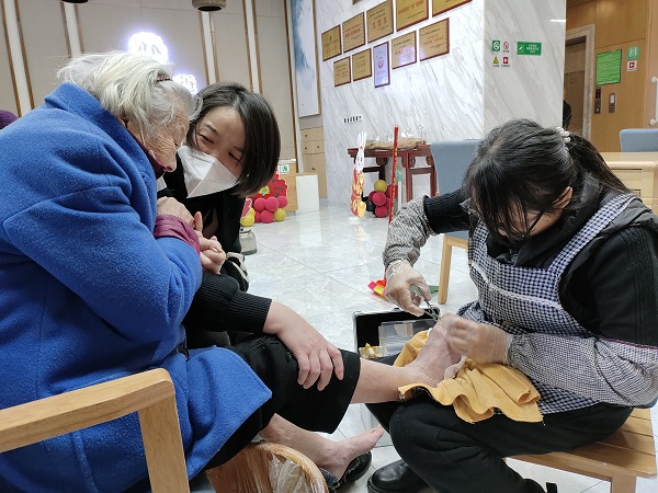成都华阳周边的养老院一暄康养为长者提供修脚等清洁服务（3）