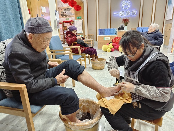 成都华阳周边的养老院一暄康养为长者提供修脚等清洁服务（2）