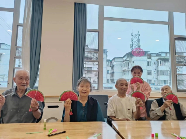 成都双流区养老院教你熟练掌握折纸扇，在夏天拥有清凉
