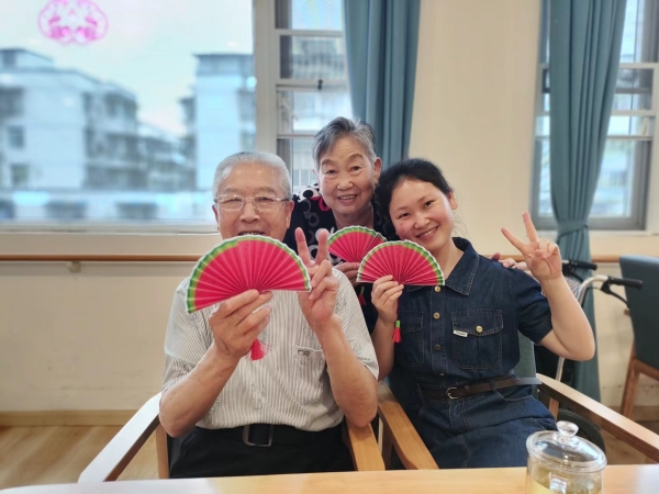 养老院里的手工课