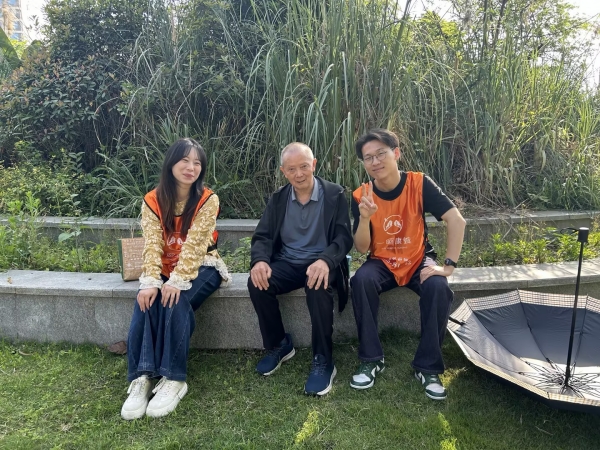 志愿者和长者开心交流
