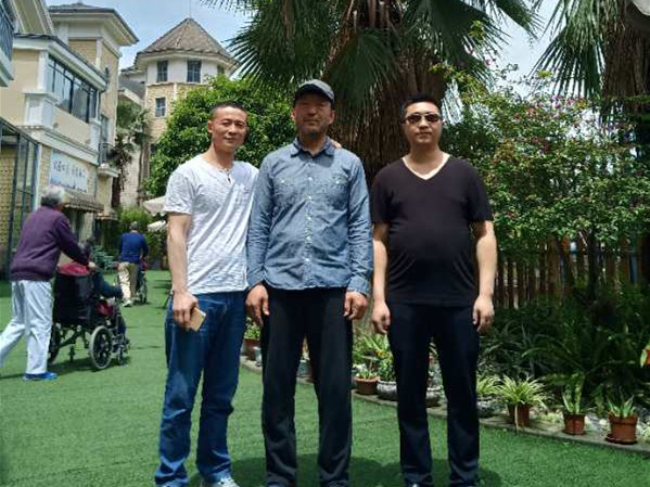 古医砭术传人到成都养老院一暄康养献爱心1