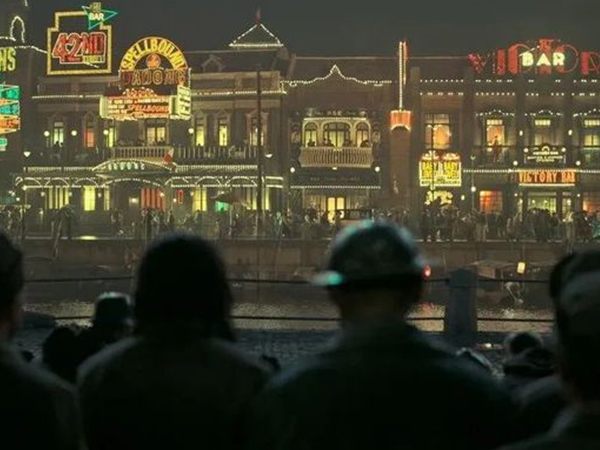 观影《八佰》丨成都养老院一暄康养向先辈致敬