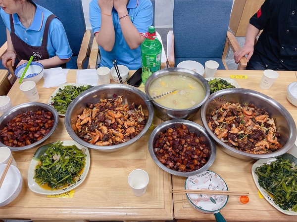 成都日间照料中心一暄康养每月一次的团建活动是有且很有必要