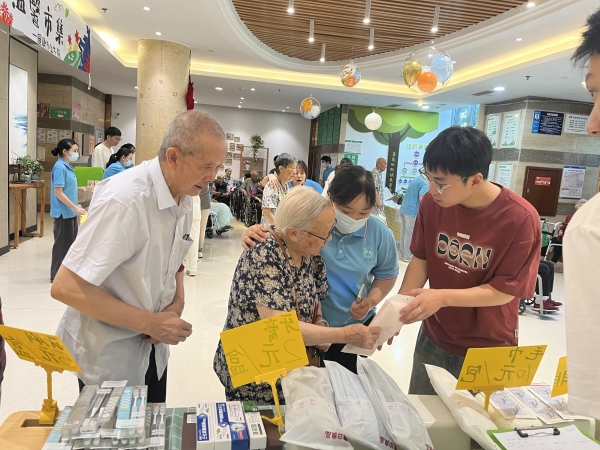夕阳乐市，温馨满溢 | 一暄康养金牛院父亲节特别市集，把幸福“购”回家！
