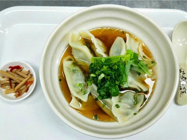一暄康养组织长者包饺子