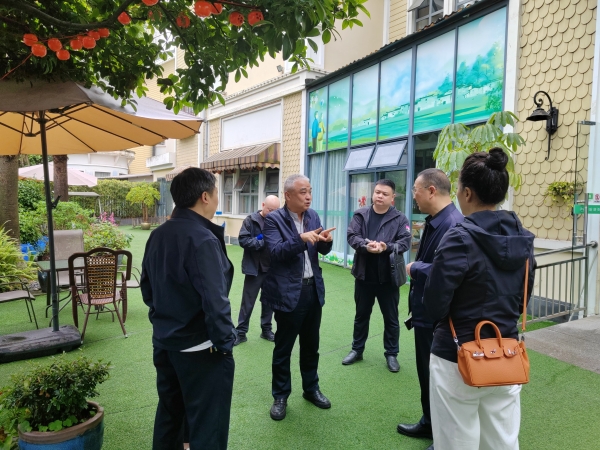 一暄董事长陈秦川向考察团介绍一暄企业史