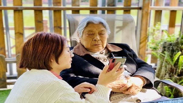 成都养老院：警惕老年网瘾 充实养老生活