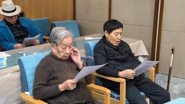 一暄康养带你了解老人手抖是怎么一回事