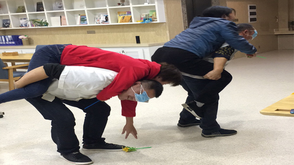 成都养老院秋季趣味活动释放压力 增进沟通5