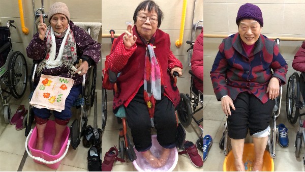 成都养老院老人注重养生享受温水泡脚