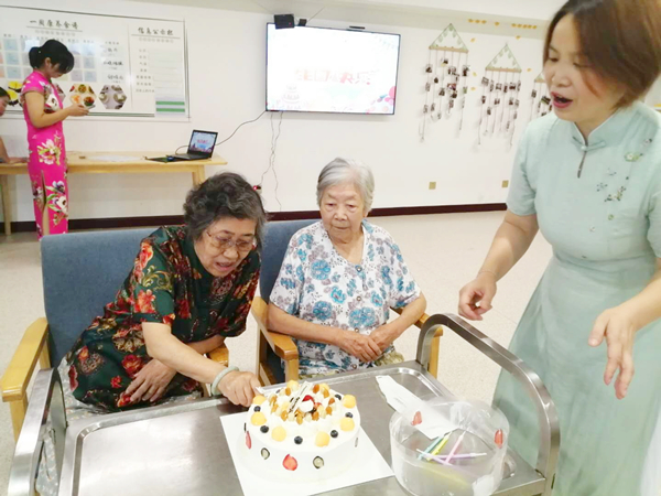 成都金牛区养老院一暄康养8月生日会