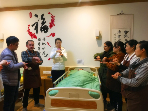 成都养老院一暄康养组织照护师开展技能培训